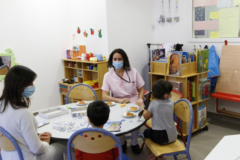 un professionnel de santé avec des enfants 