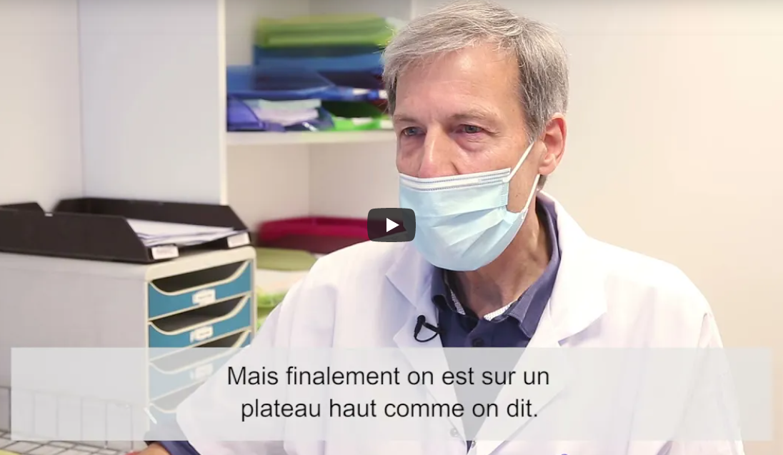 un médecin qui explique la situation de la Covid 1 an après 