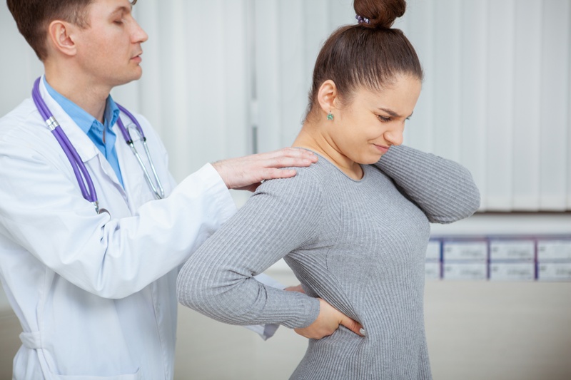 Une patiente en consultation de rhumatologie