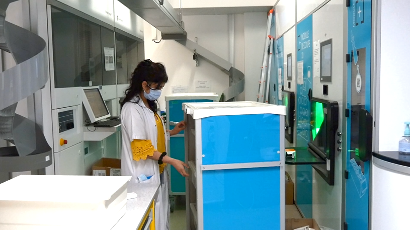 Une femme qui tient un chariot dans la pharmacie.