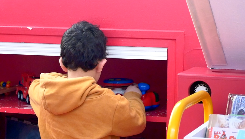 Un enfant qui joue dans une salle d'attente 