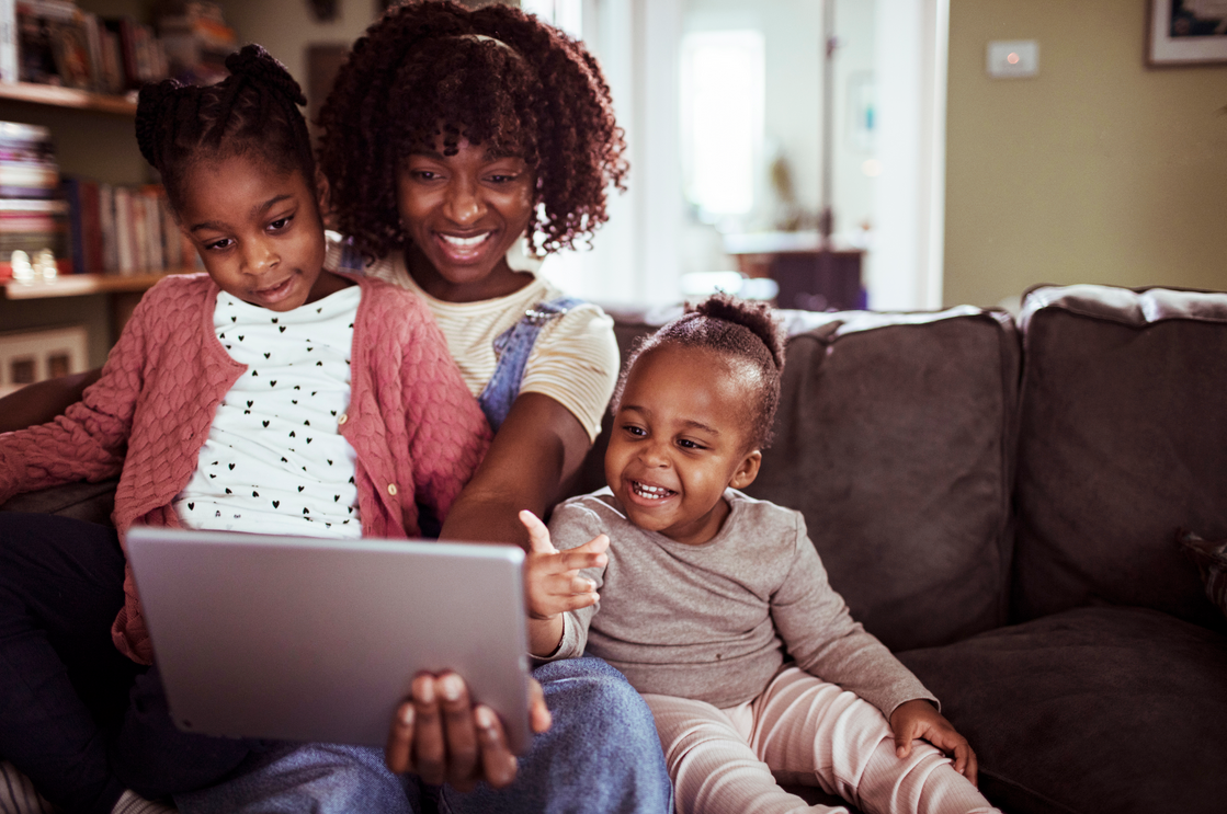 famille qui fait une visioconférence