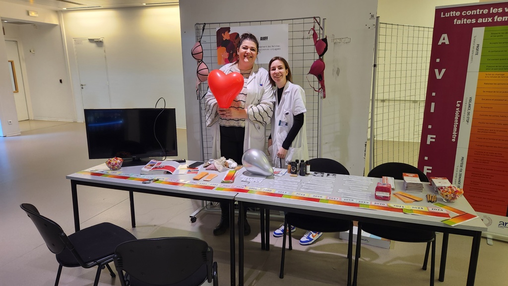 des soignantes à leur stand avec un coeur 