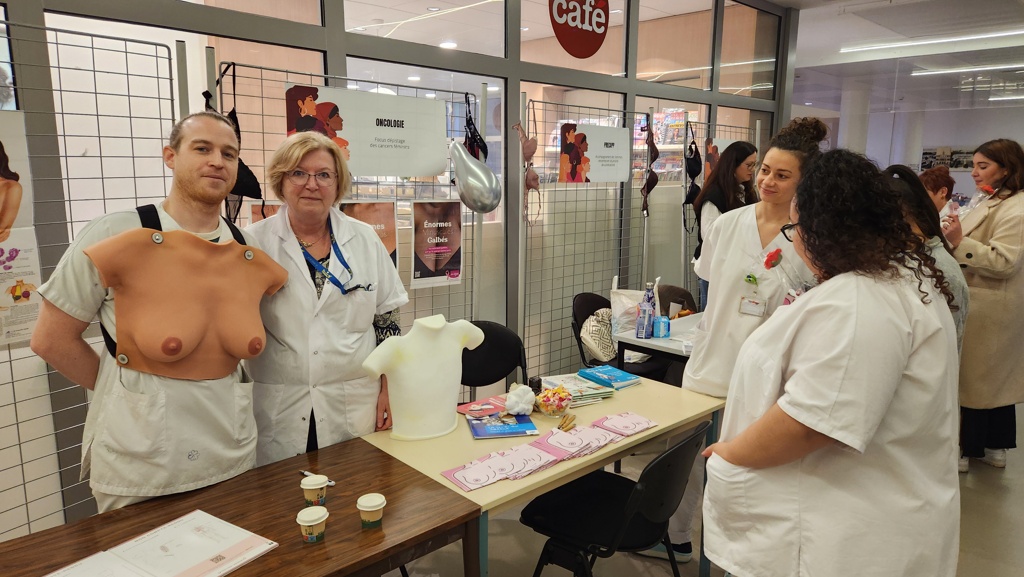 un infirmier avec des faux seins