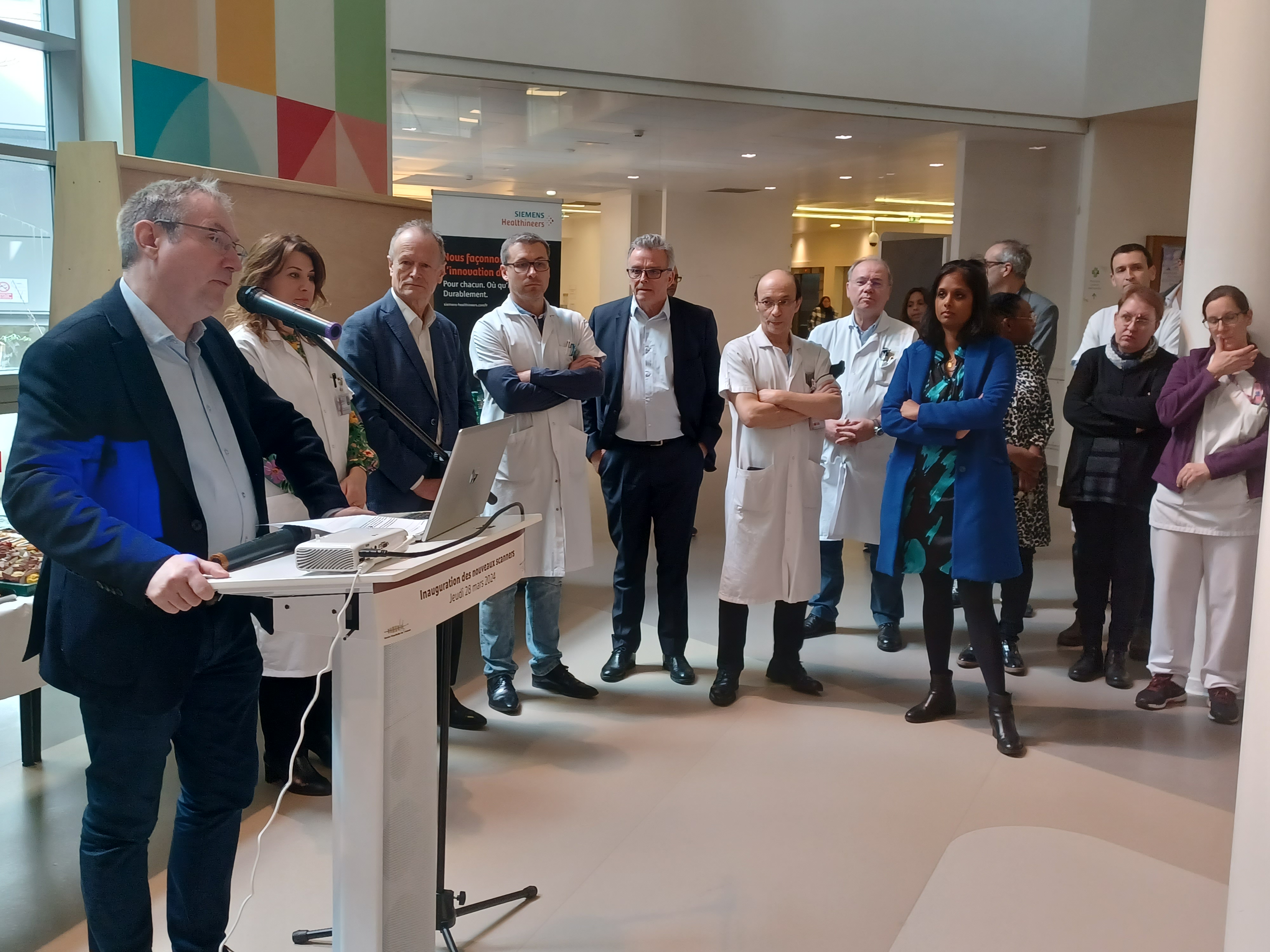 le directeur fait un discours