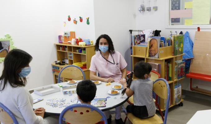 un professionnel de santé avec des enfants 