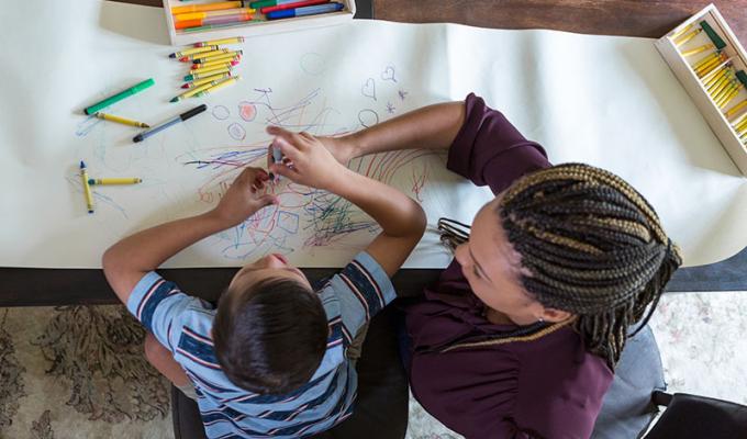 Une éducatrice jeune enfant en consultation