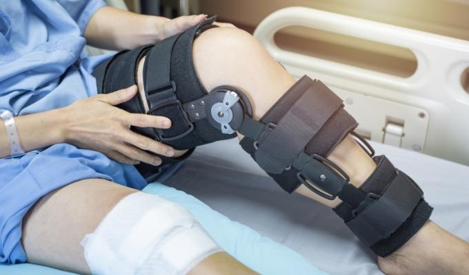Une jambe en attèle