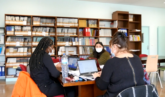 des élèves qui travaillent dans la bibliothèque 