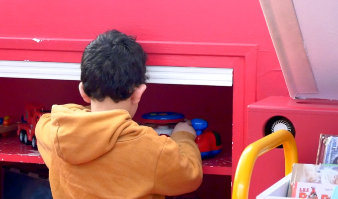 Un enfant qui joue dans une salle d'attente 