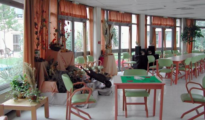 une salle avec des chaises et des plantes