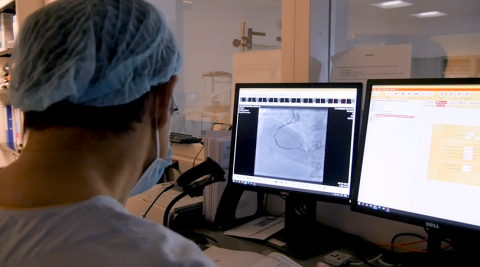 un médecin qui travaille sur des analyses cardiaques 