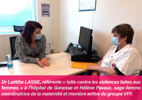 Un docteur qui discute avec une sage femme 