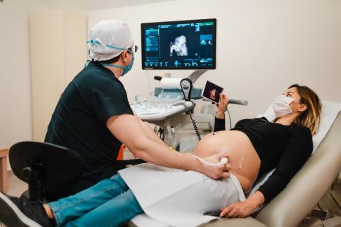 Un gynécologue en consultation avec une patiente