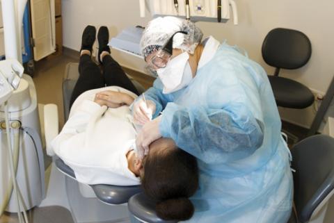 un médecin en consultation avec un patient pour une stomalogie