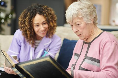 Une dame qui fait travailler la mémoire une personne âgée