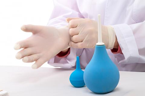 des mains de médecin qui mettent des gans avec des ventouses 