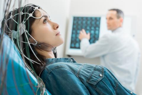 une patiente qui passe un examen neurologique 