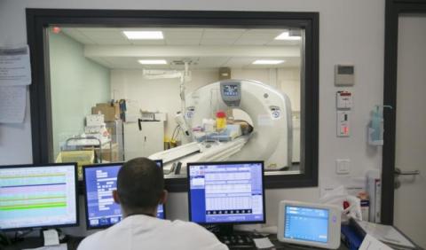 un patient en examen d'IRM