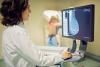 Le médecin travaille avec le scanner de radiographie de mammographie
