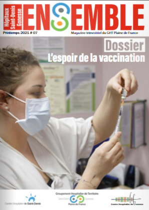 Une infirmière qui prépare la vaccination 