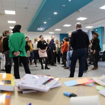 cadres debout pendant le séminaire 