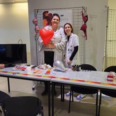 des soignantes à leur stand avec un coeur 