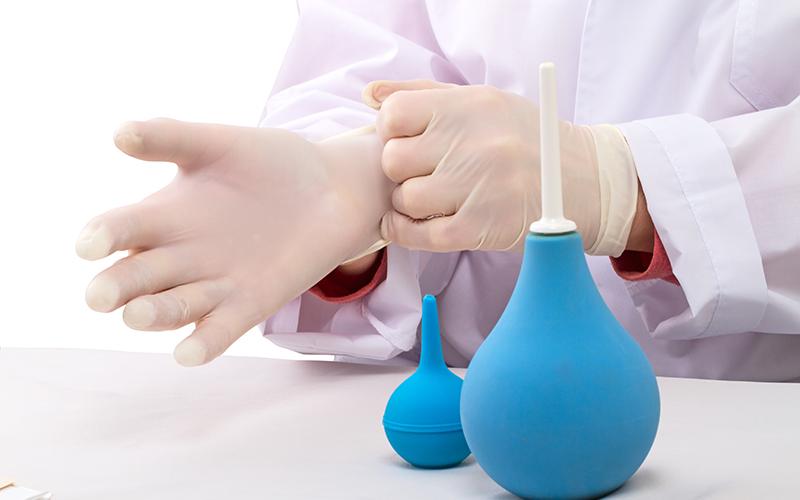 des mains de médecin qui mettent des gans avec des ventouses 