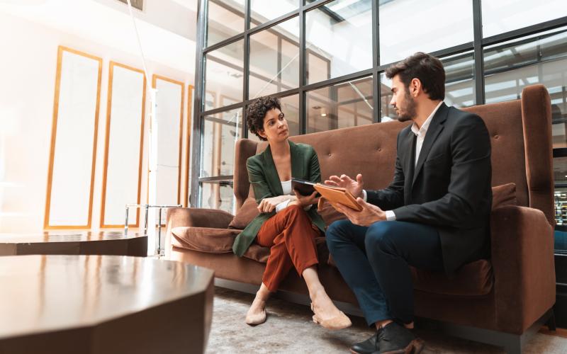 un homme et une femme qui discutent sur un canapé 