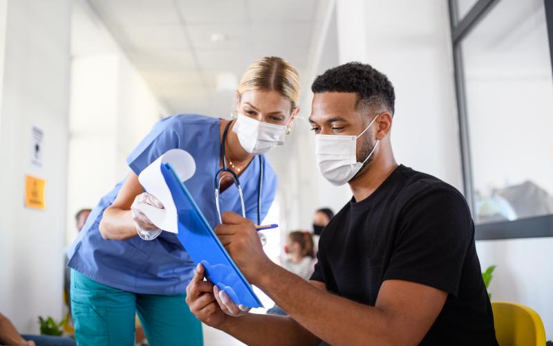 un patient qui signe des papiers